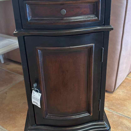 Grandover 17" Wide Tradional Chair Side End Table