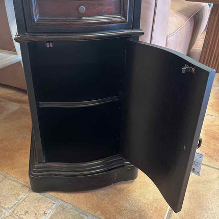 Grandover 17" Wide Tradional Chair Side End Table